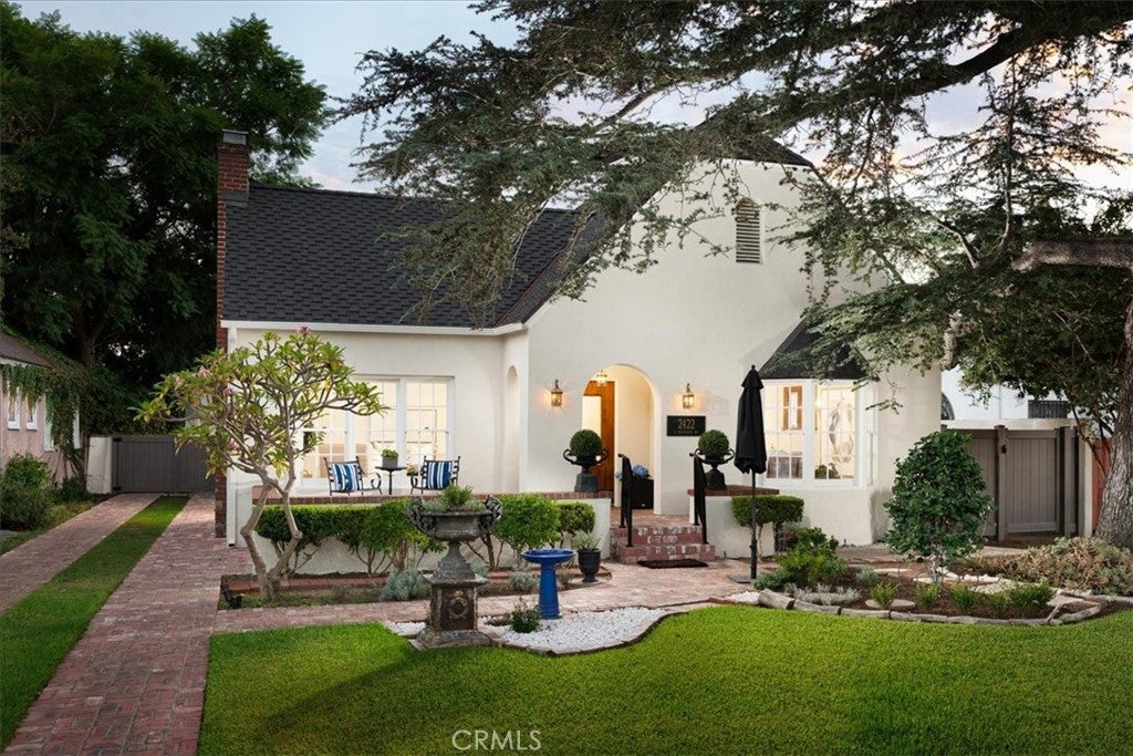 2422 N Heliotrope DR