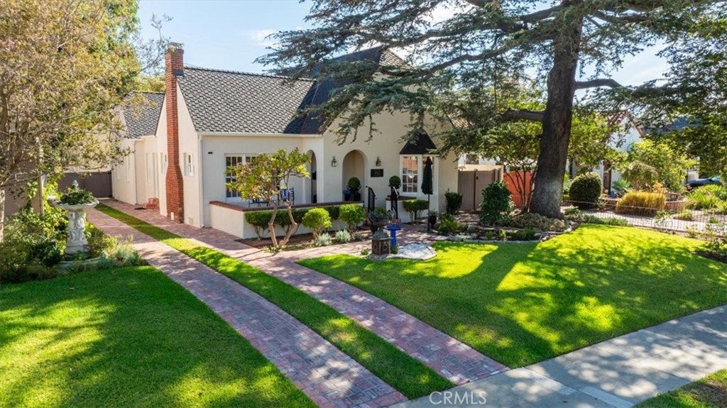2422 N Heliotrope DR, Santa Ana CA 92706