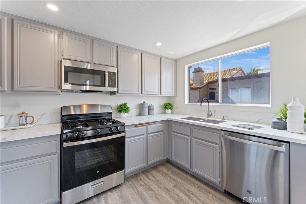 Beautiful 2 bed/ 2 bath townhouse, 2 car garage, no one above or below, vaulted ceilings, cozy fireplace, all living space is upstairs. The Kitchen features new stainless steel appliances, refrigerator, microwave, dishwasher, and range/oven, washer and dryer also included! Enjoy our neighborhood amenities such as pool, spa, and tennis court.