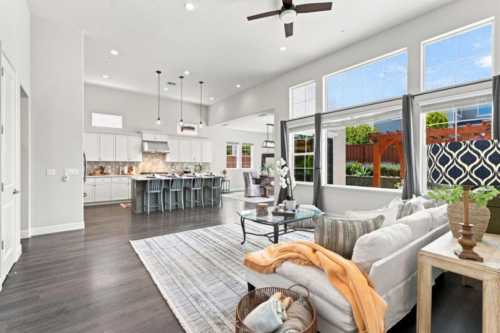 3033 Andesite Drive