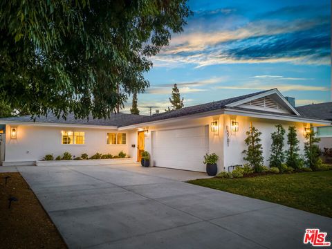 Photo of 15701 Ludlow Street, Granada Hills, CA 91344 (MLS # 25620645)