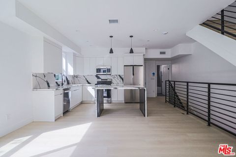 Photo of 11814 Gilmore Street, North Hollywood, CA 91606 (MLS # 25610753)