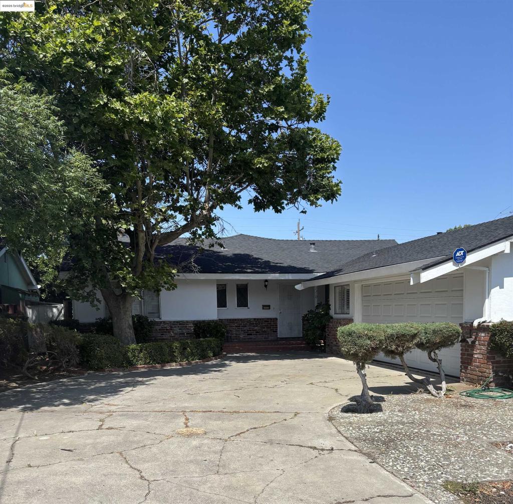 Large single story with family room / great room addition. 3 bed 2 bath featuring hard wood flooring, updated kitchen and 2 car garage. Low maintenance yards. Apply with RentSpree https://apply.link/_USkf28