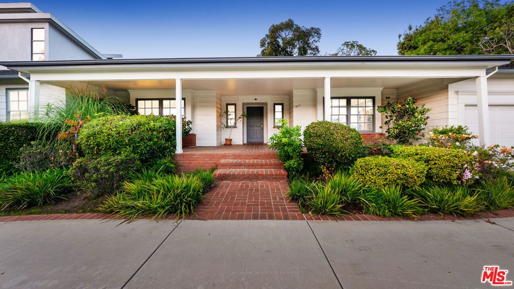 Photo of 13921 W Sunset Boulevard, Pacific Palisades, CA 90272 (MLS # 26653633)