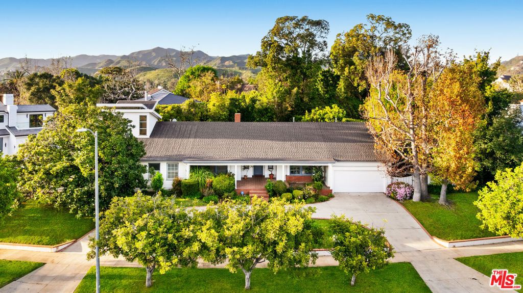 Photo of 13921 W Sunset Boulevard, Pacific Palisades, CA 90272 (MLS # 26653633)