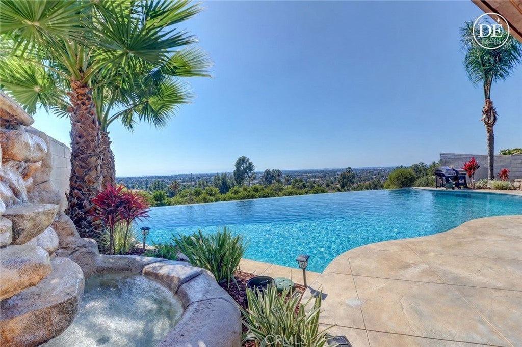5851 Walnut Creek