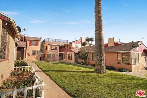 Photo of Los Angeles, CA 90006 (MLS # 26999237)