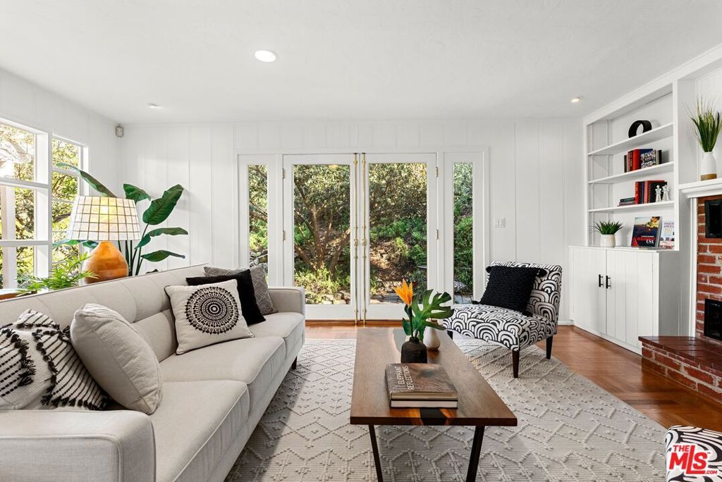 Photo of 2666 La Cuesta Drive, Los Angeles, CA 90046 (MLS # 25586951)