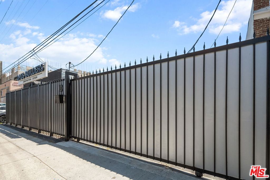 Properties 2 5244 Vineland Avenue