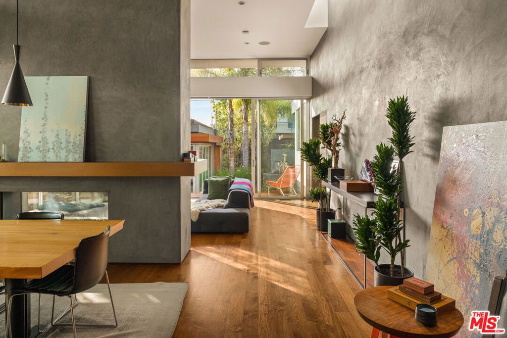 Photo of 911 Venezia Avenue, Venice, CA 90291 (MLS # 26669543)