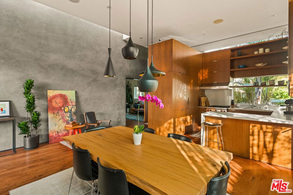 Photo of 911 Venezia Avenue, Venice, CA 90291 (MLS # 26669543)