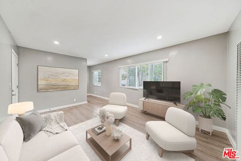 Photo of 252 S New Hampshire Ave #4, Los Angeles, CA 90004 (MLS # 25628761)