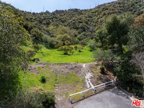 Photo of 3423 Standish Drive, Encino, CA 91436 (MLS # 25519449)