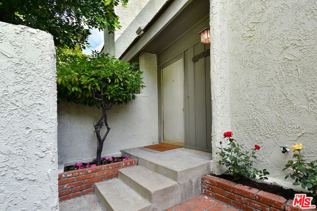 Photo of 11738 Moorpark Street #E, Studio City, CA 91604 (MLS # 26733929)