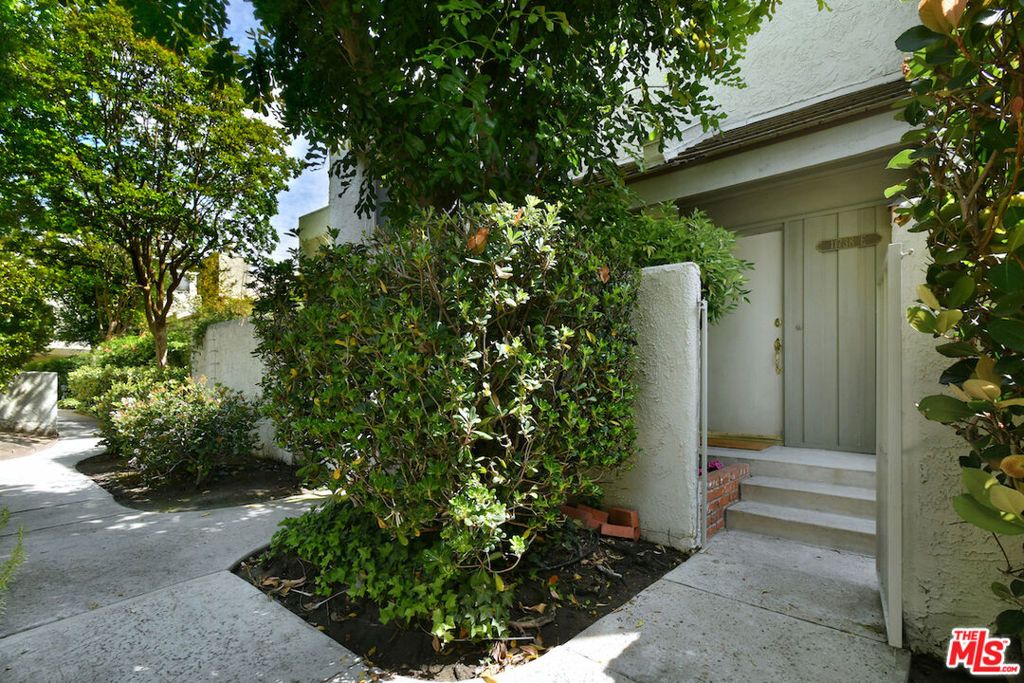 Photo of 11738 Moorpark Street #E, Studio City, CA 91604 (MLS # 26733929)