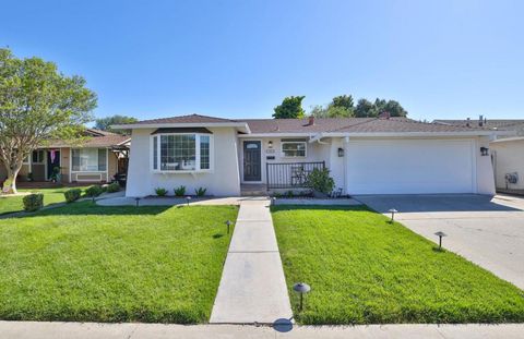Photo of 488 Tuscarora Drive, San Jose, CA 95123 (MLS # ML82039384)