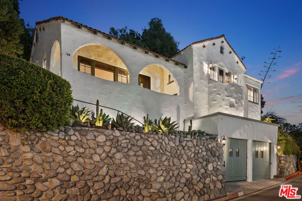 Photo of 1224 Oberlin Drive, Glendale, CA 91205 (MLS # 26755709)