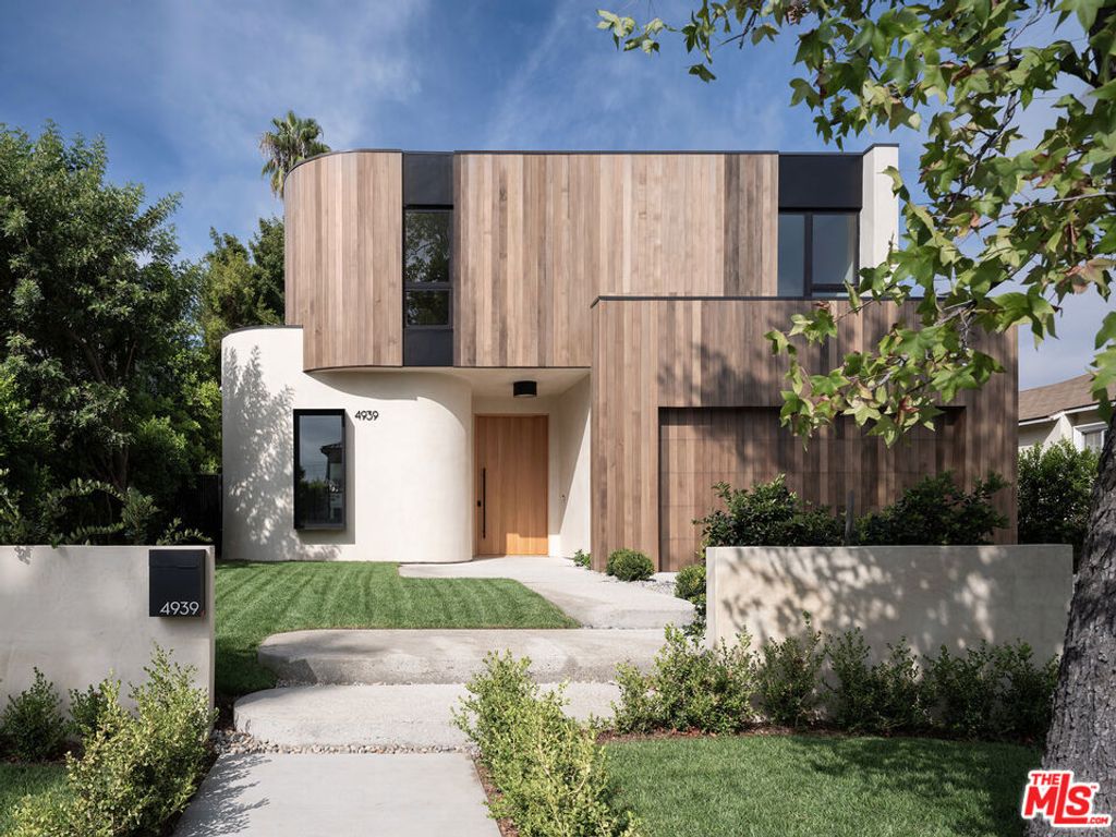 Photo of 4939 Petit Avenue, Encino, CA 91436 (MLS # 26656887)