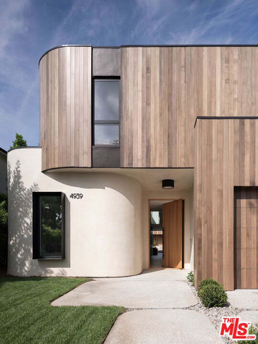 Photo of 4939 Petit Avenue, Encino, CA 91436 (MLS # 26656887)