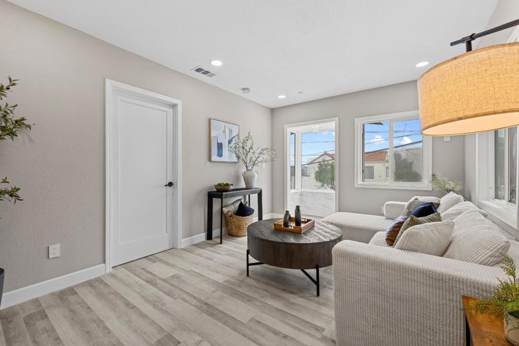390 Guttenberg Street, Daly City CA 94014
