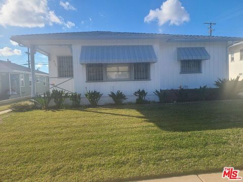 Photo of 6243 S Fairfax Avenue, Los Angeles, CA 90056 (MLS # 26651617)