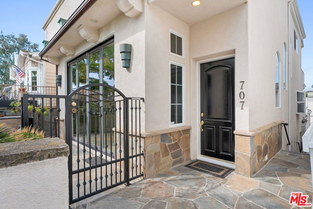 Photo of 707 Jasmine Avenue, Corona Del Mar, CA 92625 (MLS # 26663595)