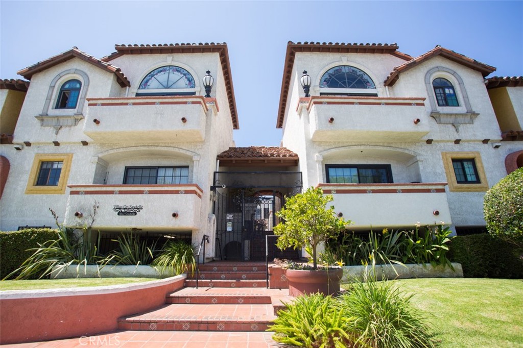 Located in the sought-after Mar Vista neighborhood within the Los Angeles Unified School District, this beautiful 2-bedroom, 2-bathroom unit sits in a charming complex rich with Spanish architectural character and detail.
The home features hardwood floors in the living room, dining room, and hallway, tile flooring in the kitchen and bathrooms, and carpeted bedrooms for added comfort. Enjoy the convenience of two assigned parking spaces and a community laundry room located in the garage area.
Perfectly situated near UCLA, popular shops and restaurants, with easy access to the 405 and 10 freeways — and just less than 5 miles from the beach. The complex offers secured parking and a controlled entrance for added peace of mind.
Additional Details:
*Pet Policy: Small pets allowed ($800 deposit, $100/month pet rent)
*Utilities: Tenant responsible for all utilities
**Furnishing: Unit is unfurnished