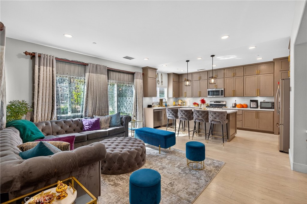 Four Oaks (4OAK) - Residential Lease