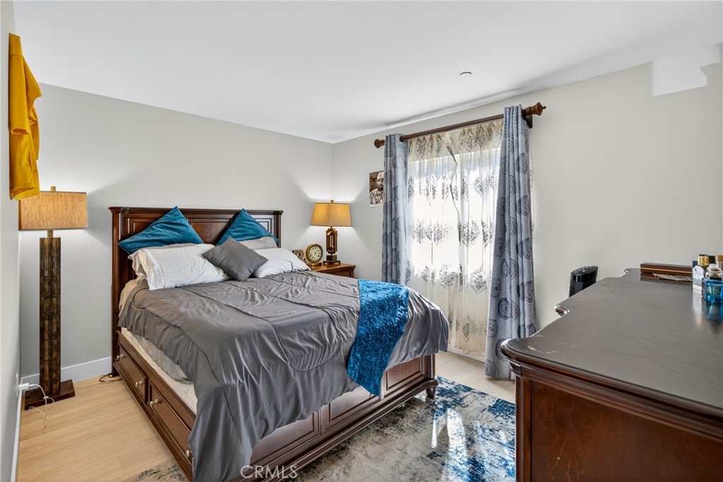 Four Oaks (4OAK) - Residential Lease