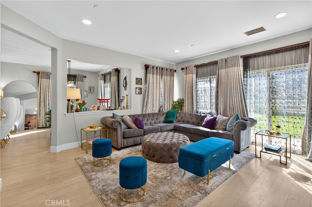 Four Oaks (4OAK) - Residential Lease