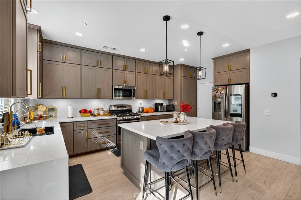 Four Oaks (4OAK) - Residential Lease