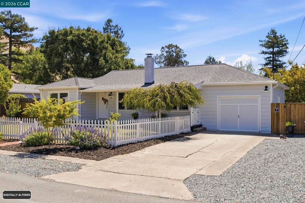 8 Lander Dr