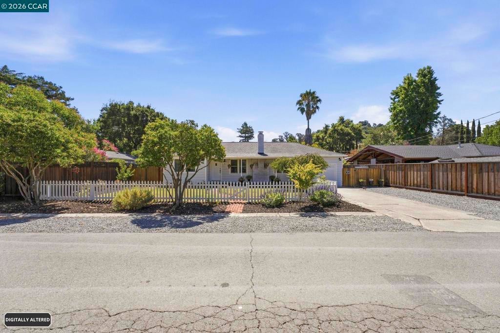 8 Lander Dr