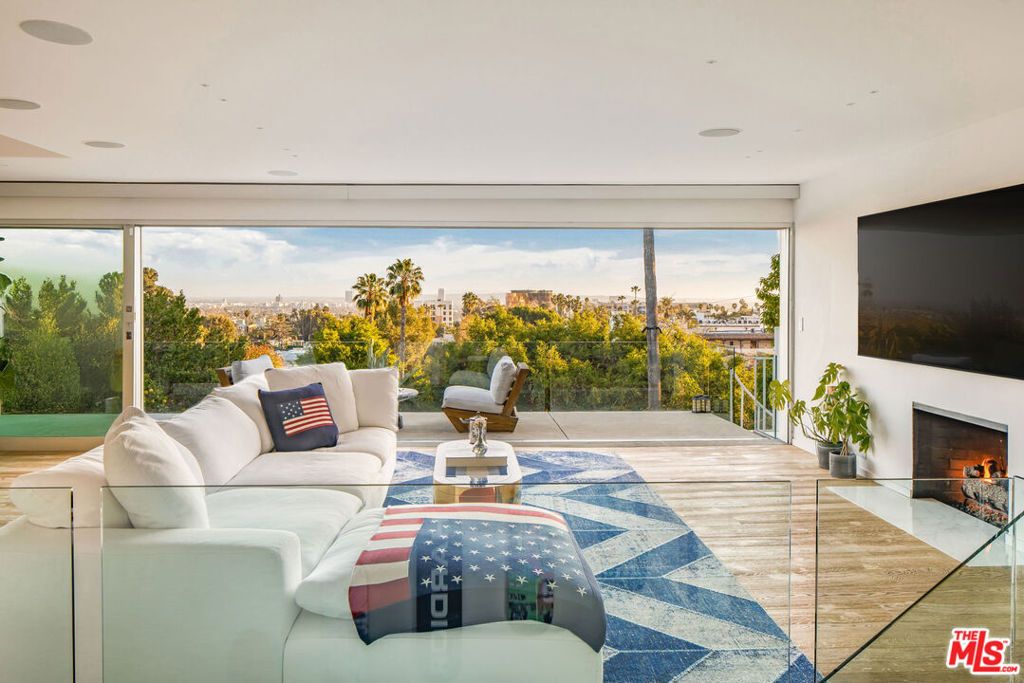 Photo of 7924 Hillside Avenue, Los Angeles, CA 90046 (MLS # 25576031)