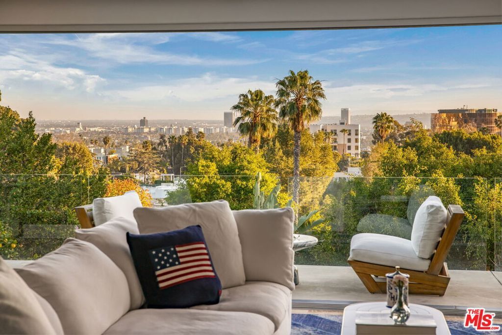 Photo of 7924 Hillside Avenue, Los Angeles, CA 90046 (MLS # 25576031)