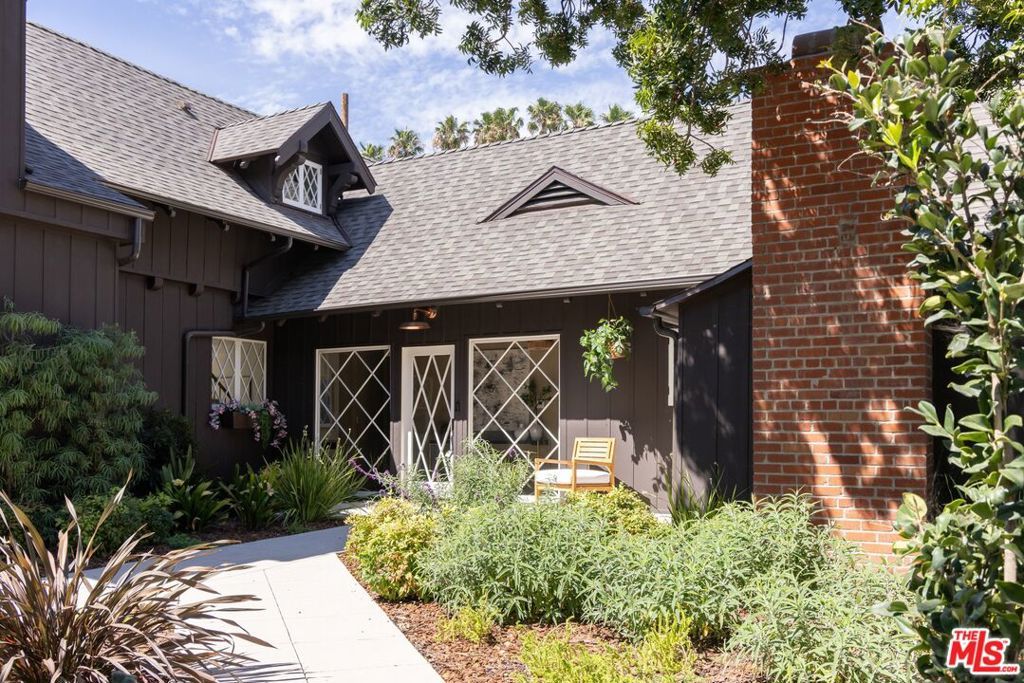 Photo of 1635 N Genesee Avenue, Los Angeles, CA 90046 (MLS # 26665931)