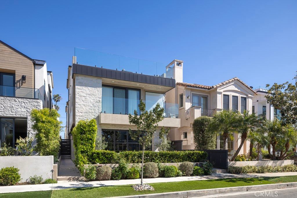 Photo of 428 Fernleaf Avenue #1/2, Corona Del Mar, CA 92625 (MLS # NP26087220)