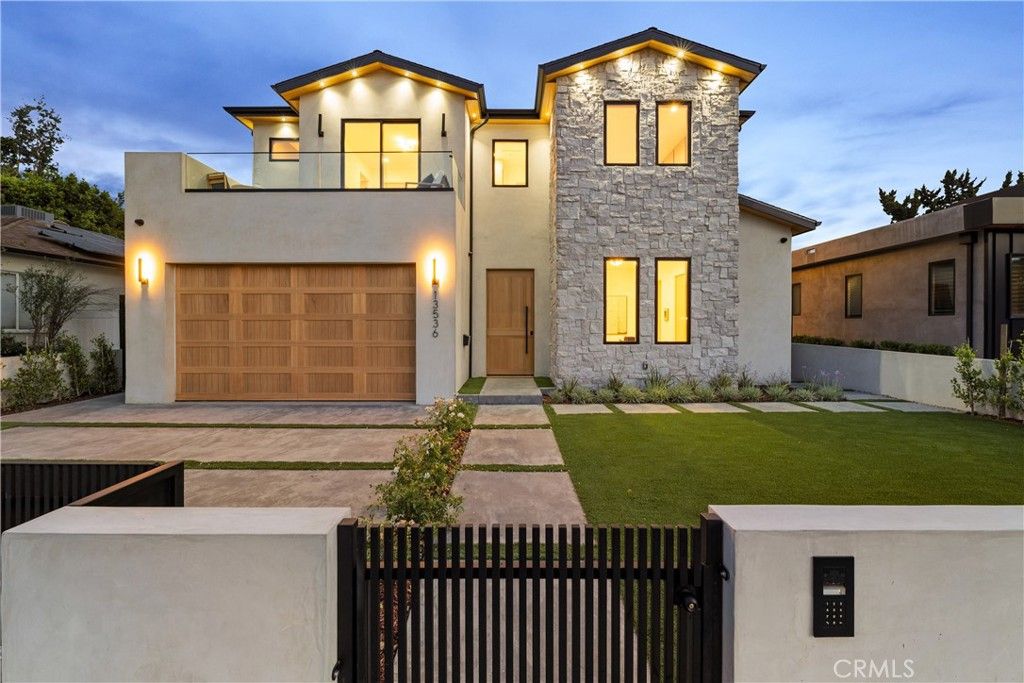 Photo of 13536 Morrison Street, Sherman Oaks, CA 91423 (MLS # SR26002183)