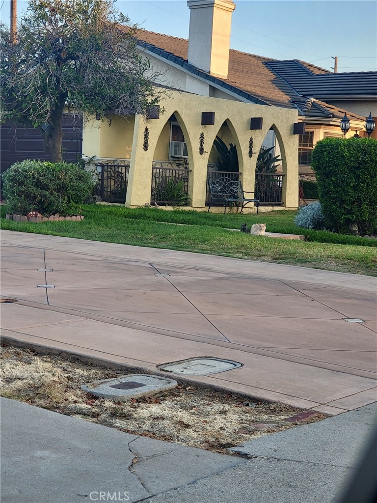 Main image without alt text