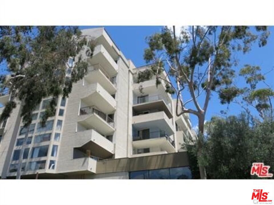 Great location, closer to FWY, downtown L.A. & Glendale, USC. Beautiful building with great amenities like Swimming pool, hot spa, men & girl's sauna rooms. meeting room. chic and contemporary studio open layout with bright & elegant floors. stanning kitchen with nice appliances. open living room with balcony with view. Special offer*** one month FREE for 13 months lease*** easy to show. call or text to listing agent.