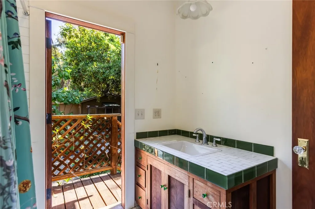 Los Angeles, California 90068, United States, 4 Bedrooms Bedrooms, ,3 BathroomsBathrooms,Residential,Active,224994