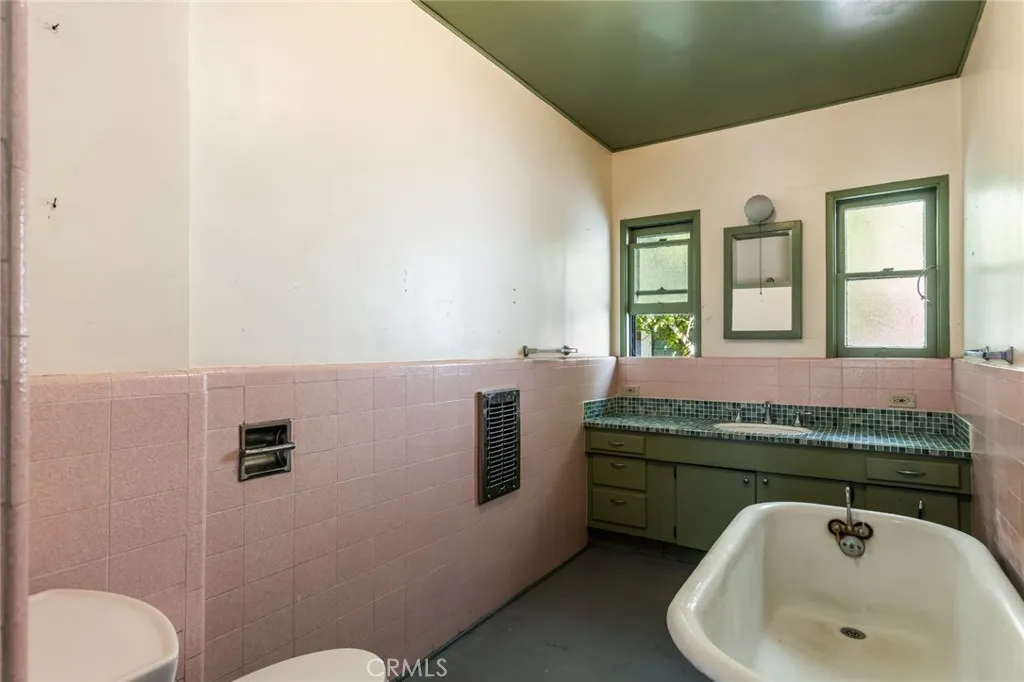 Los Angeles, California 90068, United States, 4 Bedrooms Bedrooms, ,3 BathroomsBathrooms,Residential,Active,224994