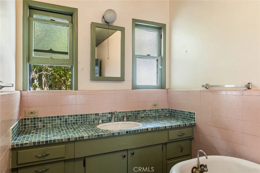 Los Angeles, California 90068, United States, 4 Bedrooms Bedrooms, ,3 BathroomsBathrooms,Residential,Active,224994