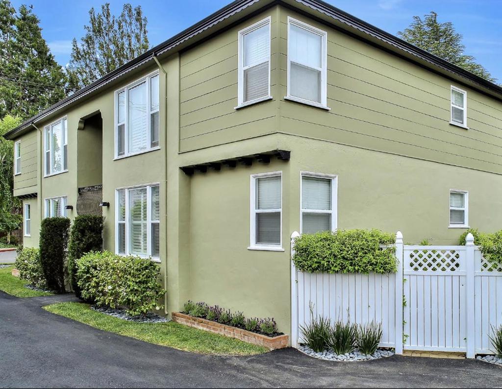 16 W Bellevue Avenue