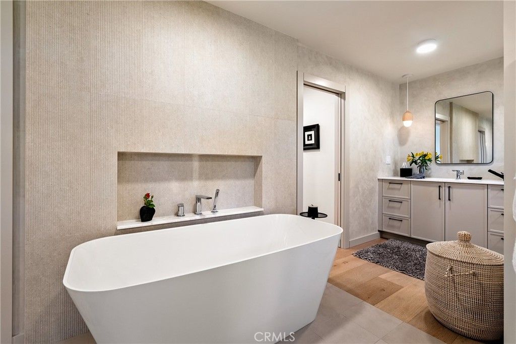 listing image 130725938716745737300