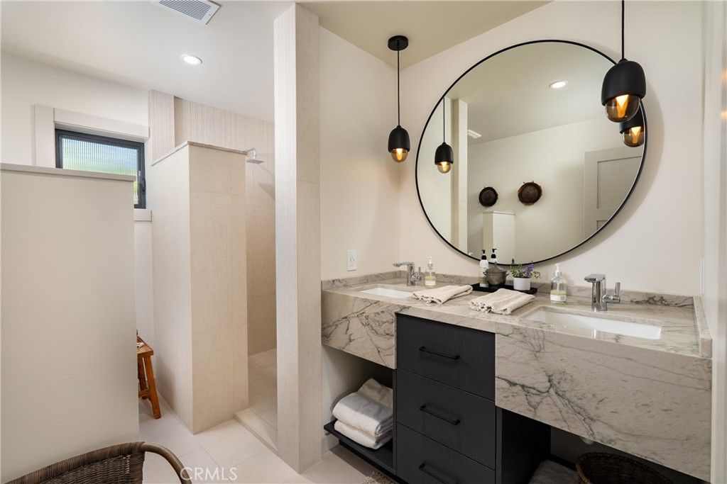 listing image 130722758213270449584