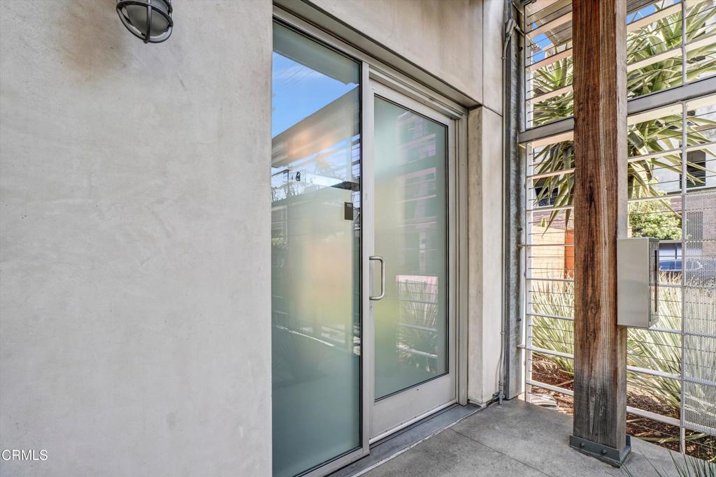 527 Molino Street 111