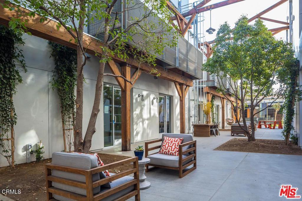 527 Molino Street 111