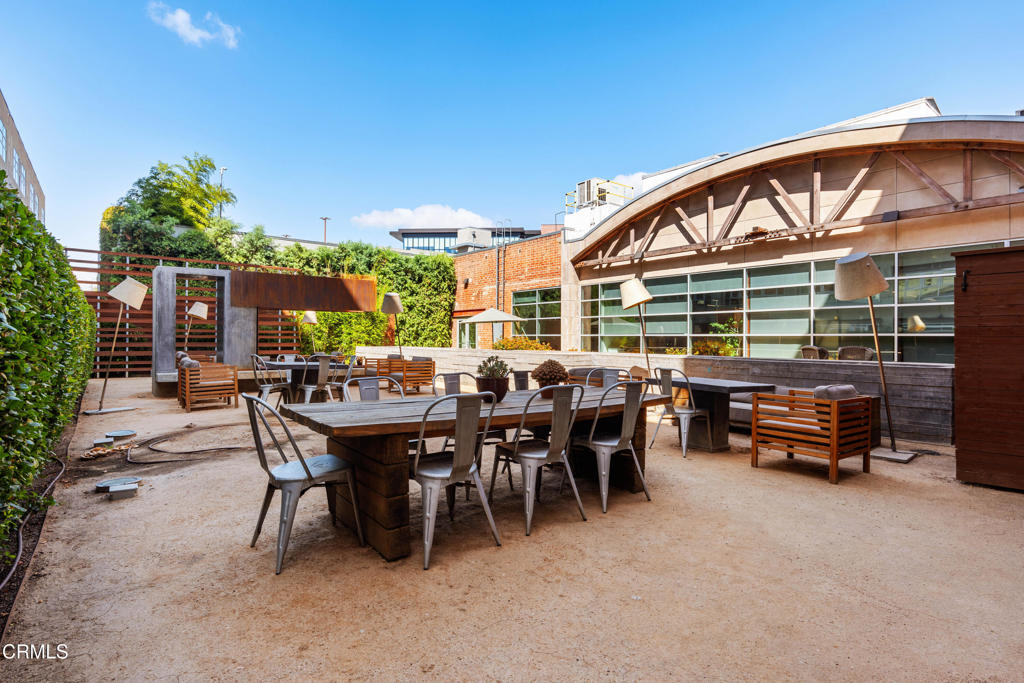 527 Molino Street 111