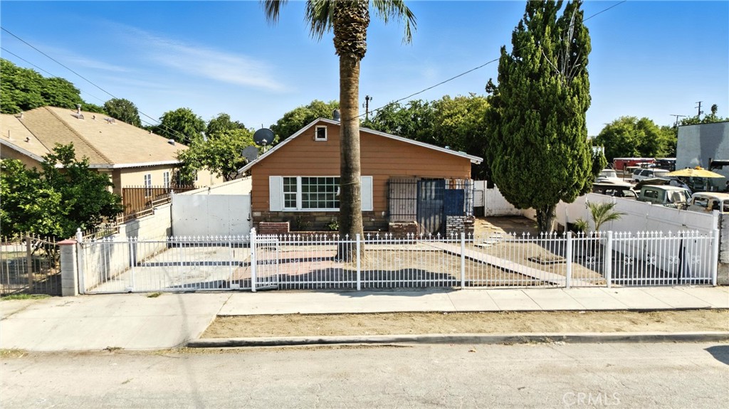 Welcome to Your Next Opportunity in the Beautiful City of San Bernardino!
This four-bedroom, two-bath home is a true hidden gem just waiting for your personal touch. With a little creativity and vision, you can transform this property into the perfect space that truly feels like home.
Situated on a generous lot, it features a spacious yard and a long driveway—ideal for creating your dream backyard, adding extra parking, or even expanding your living space. Whether you’re an investor or a homeowner ready to put in some work, this property offers endless potential to make it uniquely yours.
Don’t miss this chance to bring your ideas to life and build lasting value!